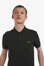 Laden Sie das Bild in den Galerie-Viewer, FRED PERRY M6000 CLASSIC POLO SHIRT DUNKEL GRÜN/HONIGGOLD