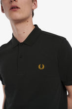 Laden Sie das Bild in den Galerie-Viewer, FRED PERRY M6000 CLASSIC POLO SHIRT DUNKEL GRÜN/HONIGGOLD