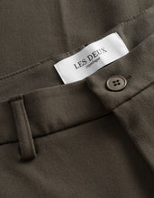 Laden Sie das Bild in den Galerie-Viewer, LES DEUX COMO REGULAR SUIT PANTS CAFE BROWN